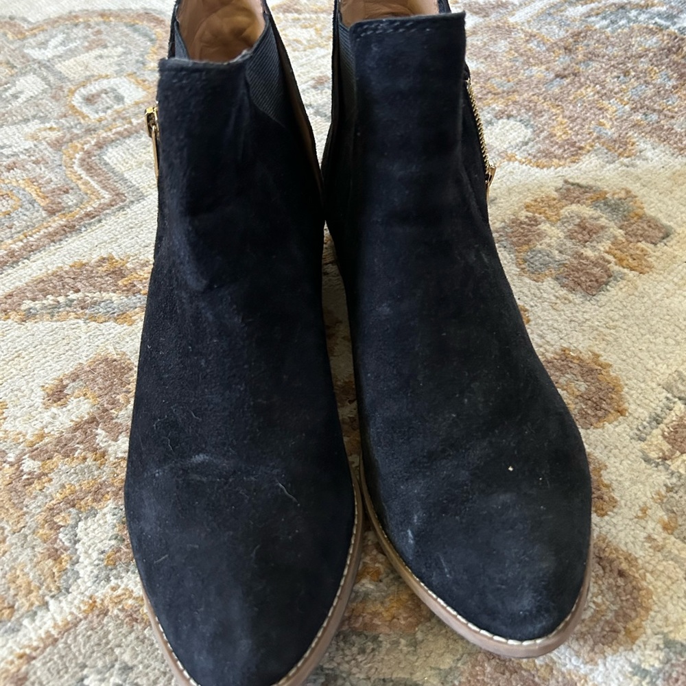 Tommy Hilfiger black ankle boots.